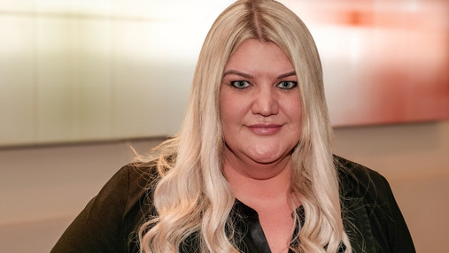 Gendermedizin, Gender-Budgeting, Gender-Mainstreaming - was ist was? Foto zum Thema Gendermedizin und Gender-Budgeting: Zu sehen ist Daria Abramov, stellvertretende Vorsitzende der dbb jugend, die die Begriffe erklärt.