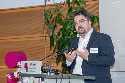 Ideencampus 2025 - Thorsten Faas Foto zum Thema "Ideencampus 2025": Zu sehen ist der Politikwissenschaftler Prof. Thorsten Faas am Rednerpult.