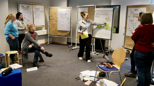 Akademie für Ehrenamtlichkeit Deutschland - ein Seminarbesuch (Bilderstrecke) Blick in den Seminarraum: Die Teilnehmenden hören Lisa Dürer zu, sie erklärt etwas.