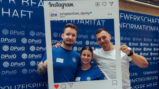 JUNGE POLIZEI über EM Foto zum Thema "Polizei EM": Zu sehen ist ein Gruppenfoto von drei Mitgliedern der JUNGEN POLIZEI. Sie halten einen Fotorahmen, durch den den sie durchschauen.