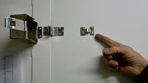 Mit dem Zoll im Hamburger Hafen - Schrauben Foto zum Thema „Zoll Hamburger Hafen“: Zu sehen sind die Schrauben am Zolllast, die eigentlich Nieten sein sollten.