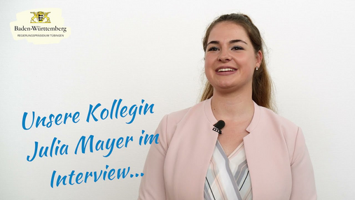 Im Video ist Julia, die Public Management studiert hat, zu sehen. Sie gibt Einblicke in ihren beruflichen Werdegang.