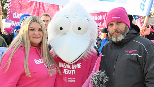 Das Foto zeigt die Demostration der Gewerkschaften vor der ersten Verhandlungsrunde für den TVöD 2025 Bund und Kommunen in Potsdam.