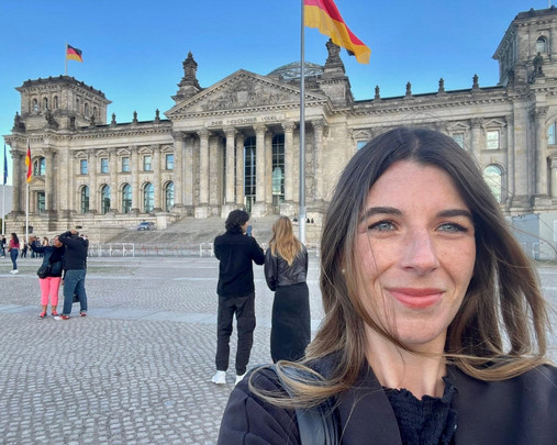 Das Foto zeigt Lisa Eder, Teilnehmerin an der Politikaktionswoche der dbb jugend, vor dem Bundestag.
