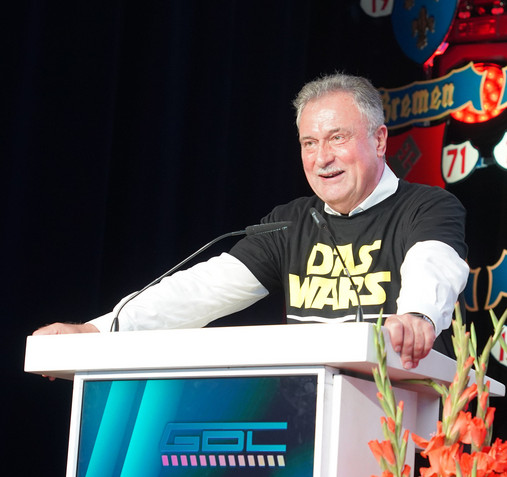 Foto zum Thema "Weselsky im Interview": Zu sehen ist der Gewerkschafter am Rednerpult.