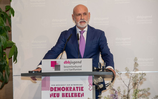 Ideencampus 2025 - Volker Geyer Foto zum Thema "Ideencampus 2025": Zu sehen ist dbb-Vize Volker Geyer am Rednerpult.