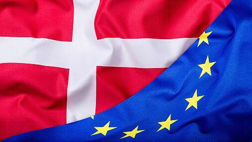 Foto zum Thema "Dänemark EU-Ratspräsidentschaft": Zu sehen ist eine Collage aus dänischer und europäischer Flagge.