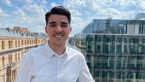 Foto zum Thema "Fachangesteller für Arbeitsmarktdienstleistungen": Zu sehen ist Jeremy, Fachangestellter für Arbeitsmarktdienstleistungen bei der Familienkasse der Bundesagentur für Arbeit in Bitterfeld.