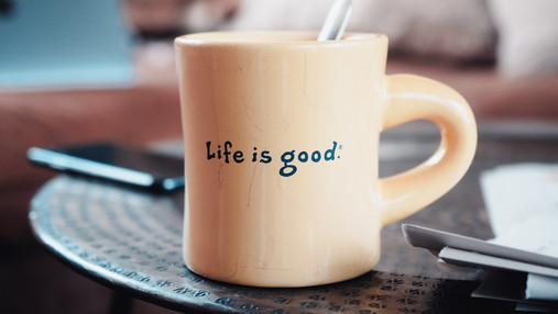 Immer optimal abgesichert Zu sehen ist eine Tasse mit der Aufschrift "Live is good".