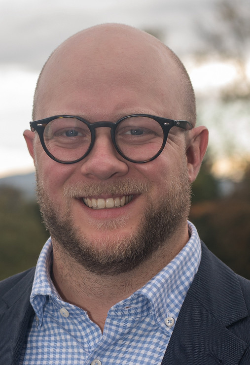 Lebensmittelüberwachung - Florian Ackens Foto zum Thema "Lebensmittelüberwachung": Zu sehen ist ein Porträt von Florian Ackens, der als Lebensmittelkontrolleur arbeitet und im Interview Einblicke in die Situation der Lebensmittelüberwachung gibt.