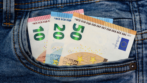 Gute Konditionen finden Das Foto zeigt Geldscheine, die aus der Hosentasche einer Jeans herausschauen.