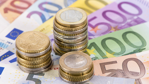 Einfach alles in einer Hand Symbolbild: Zu sehen sind Euromünzen und Banknoten.