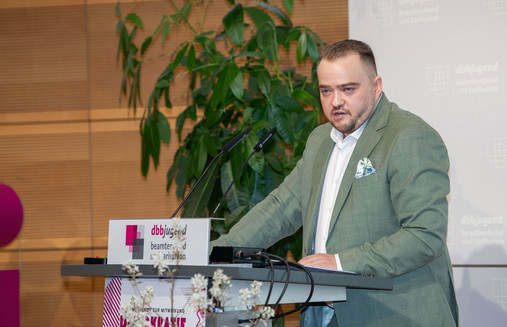 Ideencampus 2025 - Fandrejewski Zu sehen ist Matthäus Fandrejewski, Vorsitzender der dbb jugend, am Rednerpult.