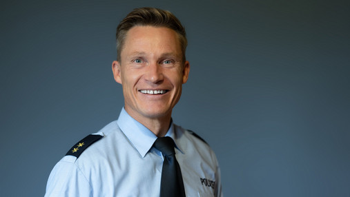#sicherimdienst - Andre Niewöhner Foto zum Thema "sicherimdienst": Zu sehen ist ein Porträt von Andre Niewöhner, der die Arbeit des Netzwerks koordiniert. Er trägt eine Polizeiuniform.