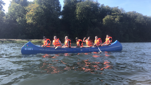 Seit 2009 pflegt die dbb jugend den Austausch mit ihrer Partnerorganisation in Israel. Das Foto zeigt eine Gruppe im Kanu auf dem Wasser.