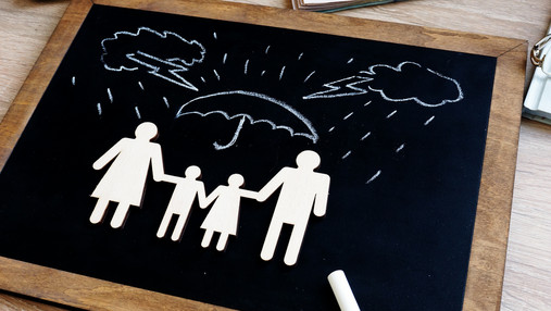 Für alles gut gewappnet sein Health and life insurance. Blackboard with family figures in the agency.