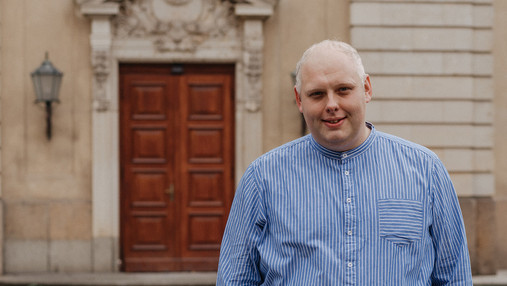 Ag Diversity der dbb jugend - das Schlüsselwort ist Akzeptanz Das Foto zeigt Toni Nickel, stellvertretender Vorsitzender der dbb jugend, der seine Gedanken zum Pride Month 2023 aufgeschrieben hat.