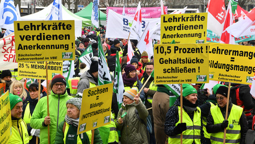 Warum dürfen Beamt*innen nicht streiken? - kurz erklärt Foto zum Thema Streikverbot für Beamte: Zu sehen sind Lehrkräfte auf einer Demonstration.
