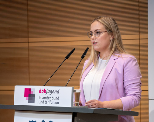 Generation Krise? - Sandra Heisig Das Foto zeigt Sandra Heisig, stellvertretende Vorsitzende der dbb jugend, hinter dem Rednerpult.