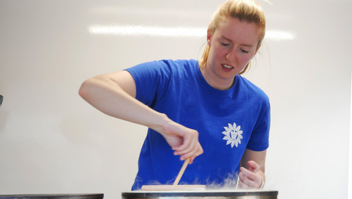 Reportage Einsatzversorgung - Svenja Foto zum Thema "Einsatzversorgung Polizei": Zu sehen ist Svenja Swoboda am Crêpeeisen.