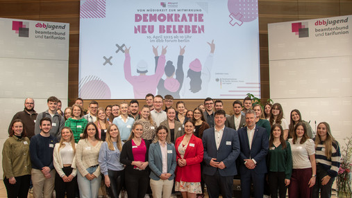 Ideencampus 2025 - Gruppenfoto Das Foto zeigt die Teilnehmenden des Ideencampus 2025. Es handelt sich um ein Gruppenfoto mit vielen Menschen.