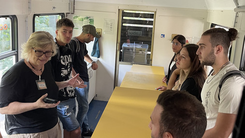 Seit 2009 pflegt die dbb jugend den Austausch mit ihrer Partnerorganisation in Israel. Das Foto zeigt die Reisegruppe im Austausch mit der Berliner Tafel.