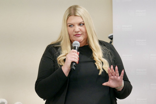 Gewalt gegen Beschäftigte im öffentlichen Dienst - Abramov fordert Null-Toleranz Foto zum Thema "Gewalt gegen Beschäftigte im öffentlichen Dienst": Zu sehen ist Daria Abramov, stellvertretende Vorsitzende der dbb jugend, auf einer Podiumsdiskussion zum Thema.