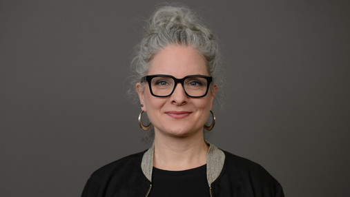 Wie finde ich das richtige Ehrenamt - Susanna Hölscher Foto zum Thema "wie finde ich das richtige Ehrenamt": Zu sehen ist ein Porträt von Ehrenamts-Expertin Susanna Hölscher, die Antworten gibt.