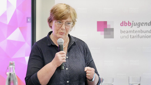 Gewalt am Arbeitsplatz - Sabine Sütterlin-Waack (CDU) Foto zum Thema "Gewalt am Arbeitsplatz": Zu sehen ist Sabine Sütterlin-Waack (CDU), Schleswigs-Holsteins Innenministerin, während der Podiumsdiskussion.