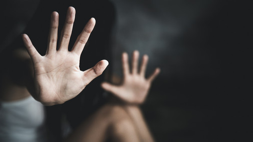 Prävention sexualisierter Gewalt - Was Vereine und Verbände tun können Foto zum Thema "Prävention sexualisierter Gewalt": Zu sehen sind Hände, die abwehrend in die Luft gestreckt sind.