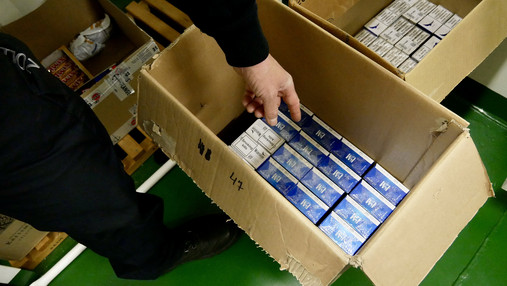 Mit dem Zoll im Hamburger Hafen - Zigaretten zählen Foto zum Thema „Zoll Hamburger Hafen“: Zu sehen sind die Kartons, in denen die Zigaretten-Stangen lagern.