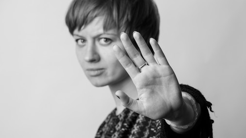 Gewalt gegen Frauen - Statistik und Prävention Foto zum Thema Gewalt gegen Frauen: Zu sehen ist eine Frau, die ihre Hand hebt und damit STOP symbolisiert.