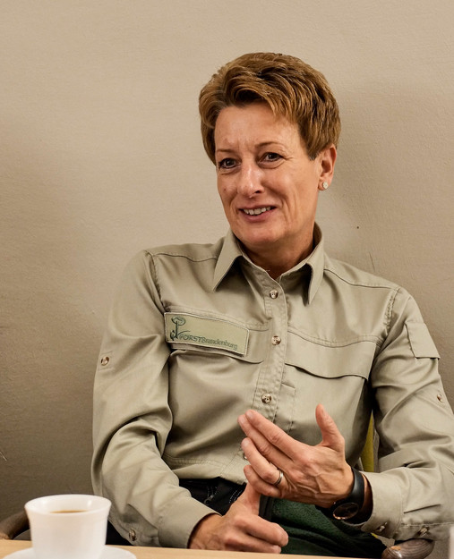 Foto zum Thema illegale Müllentsorgung: Zu sehen ist Constanze Simon, die über das Ausmaß illegaler Müllentsorgung im Wald berichtet.