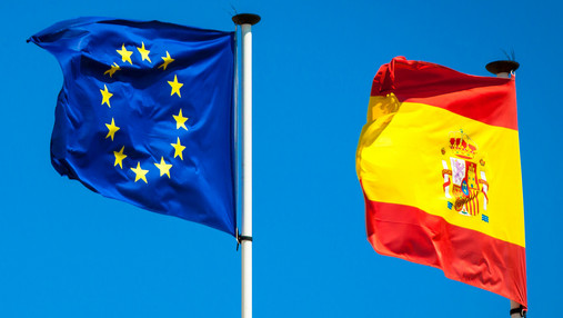 Spanische Ratspräsidentschaft Foto zum Thema "spanische Ratspräsidentschaft": Zu sehen sind die Fahnen der EU und Spanien, die im Wind flattern.