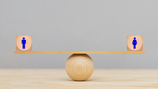 Frauen leisten mehr Care-Arbeit Foto zum Thema Care-Arbeit bei Frauen: Zu sehen ist eine Waage, die Gleichberechtigung zwischen den Geschlechtern symbolisiert. Die dbb jugend sieht das Gleichgewicht nicht gegeben.