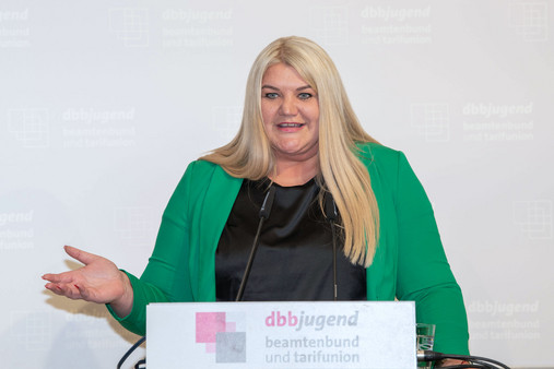 Ideencampus 2025 - Daria Abramov Foto zum Thema "Ideencampus 2025": Zu sehen ist Daria Abramov am Rednerpult.