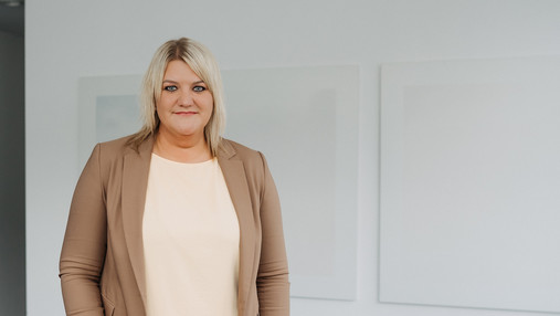 Gewalt gegen Frauen - Daria Abramov von der dbb jugend fordert die Politik zum Handeln auf Foto zum Thema Gewalt gegen Frauen: Zu sehen ist Daria Abramov, stellvertretende Vorsitzende der dbb jugend, die zum Thema Stellung bezieht.