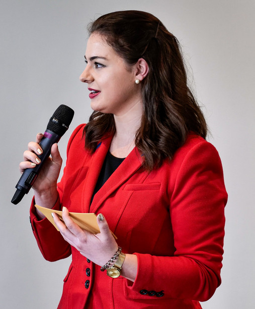 Forderungen der dbb jugend zur Europawahl - Julia Mayer Das Foto zeigt Julia Mayer, Sprecherin der AG Europa der dbb jugend, mit einem Mikro und Moderationskarten in der Hand.