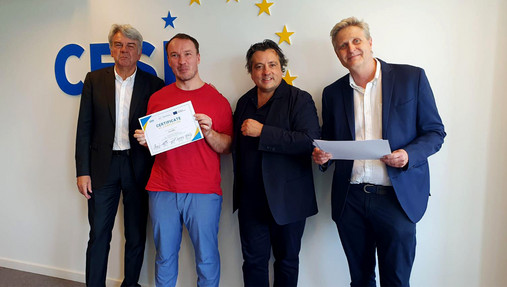 Foto zum Thema "#WEP": Zu sehen ist ein Gruppenfoto mit Beteiligten vom Austausch. Daniel Richter hält sein Zertifikat in die Kamera.