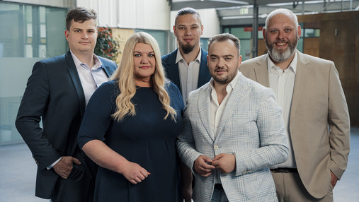 Foto zum Thema "100 Tage Merz": Zu sehen ist die Bundesleitung der dbb jugend. Oliver Löwe, Daria Abramov, Felix Reising, Matthäus Fandrejewski und Toni Nickel (von links).