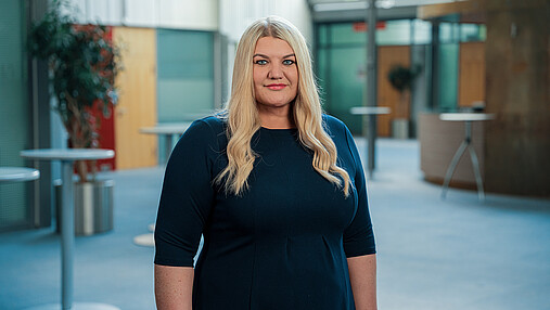 Foto zum Thema "Job und Care-Arbeit": Zu sehen ist Daria Abramov, 1. stellvertretende Vorsitzende der dbb jugend.