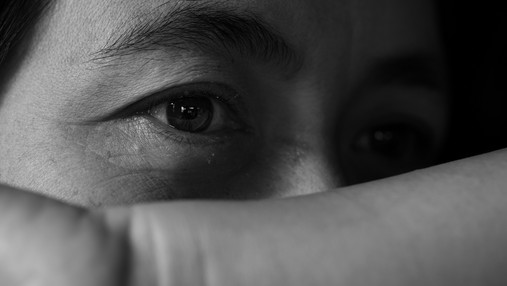 Gewalt am Arbeitsplatz - AG Sicherheit der dbb jugend fordert Konsequenzen Foto zum Thema Gewalt am Arbeitsplatz: Zu sehen ist eine Frau, die schützend den Arm vor ihr Gesicht hält.