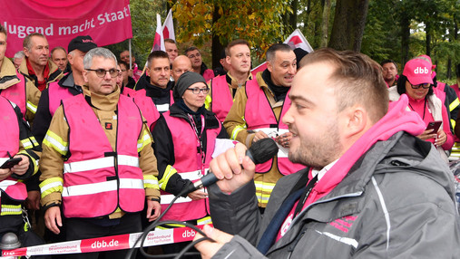 Einkommensrunde 2023 - Fandrejewski: „Geht auf die Straße!“ Das Foto zeigt Matthäus Fandrejewski, Vorsitzenden der dbb jugend, während einer Streikrede vor Gewerkschaftsmitgliedern.
