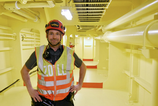 Mit dem Zoll im Hamburger Hafen - Tom im Wallgang Foto zum Thema „Zoll Hamburger Hafen“: Zu sehen ist Tom im Wallgang des Schiffes.