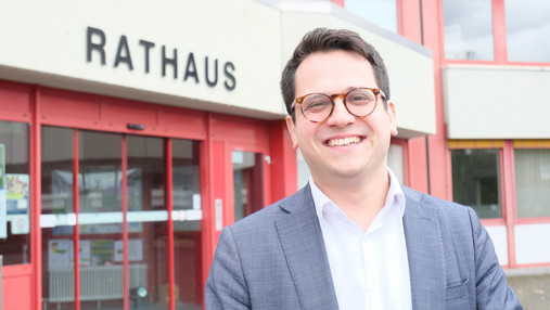 Benjamin Fadavian - Interview Zu sehen ist ein Foto von Benjamin Fadavian, Bürgermeister von Herzogenrath. Er steht vor dem Rathaus.