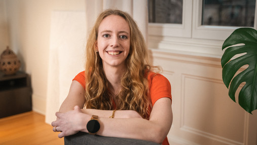 Foto zum Thema Sozialarbeiter*in werden: Zu sehen ist Anne Klotz, die Einblicke in ihren Beruf als Sozialarbeiterin gibt.