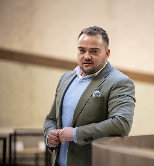 Zukunft der Arbeit - Matthäus Fandrejewski Foto zum Thema "Zukunft der Arbeit": Zu sehen ist ein Porträt von Matthäus Fandrejewski, dem Vorsitzenden der dbb jugend, der zur Zukunft der Arbeit im öffentlichen Dienst Stellung bezieht.