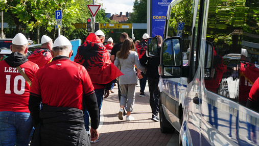 Reportage Einsatzversorgung - albanische Fans Foto zum Thema "Polizei Einsatzversorgung": Zu sehen sind albanische Fans auf dem Weg zum Stadion.