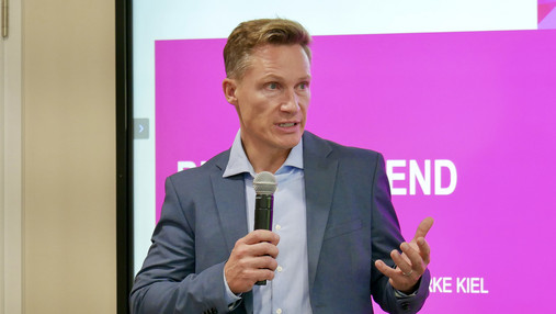 Gewalt am Arbeitsplatz - Andre Niewöhner Foto zum Thema "Gewalt am Arbeitsplatz": Zu sehen ist Andre Niewöhner vom Präventionsnetzwerk #sicherimdienst während der Podiumsdiskussion.