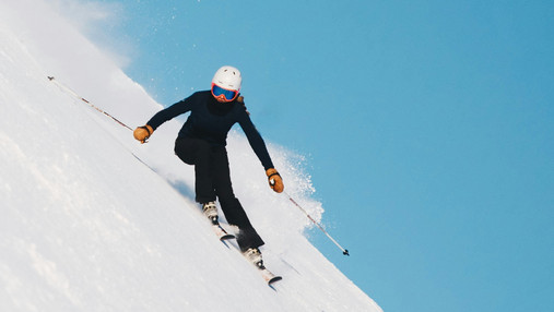 Gut versichert durch den Winter Zu sehen ist ein Skifahrer auf der Piste.